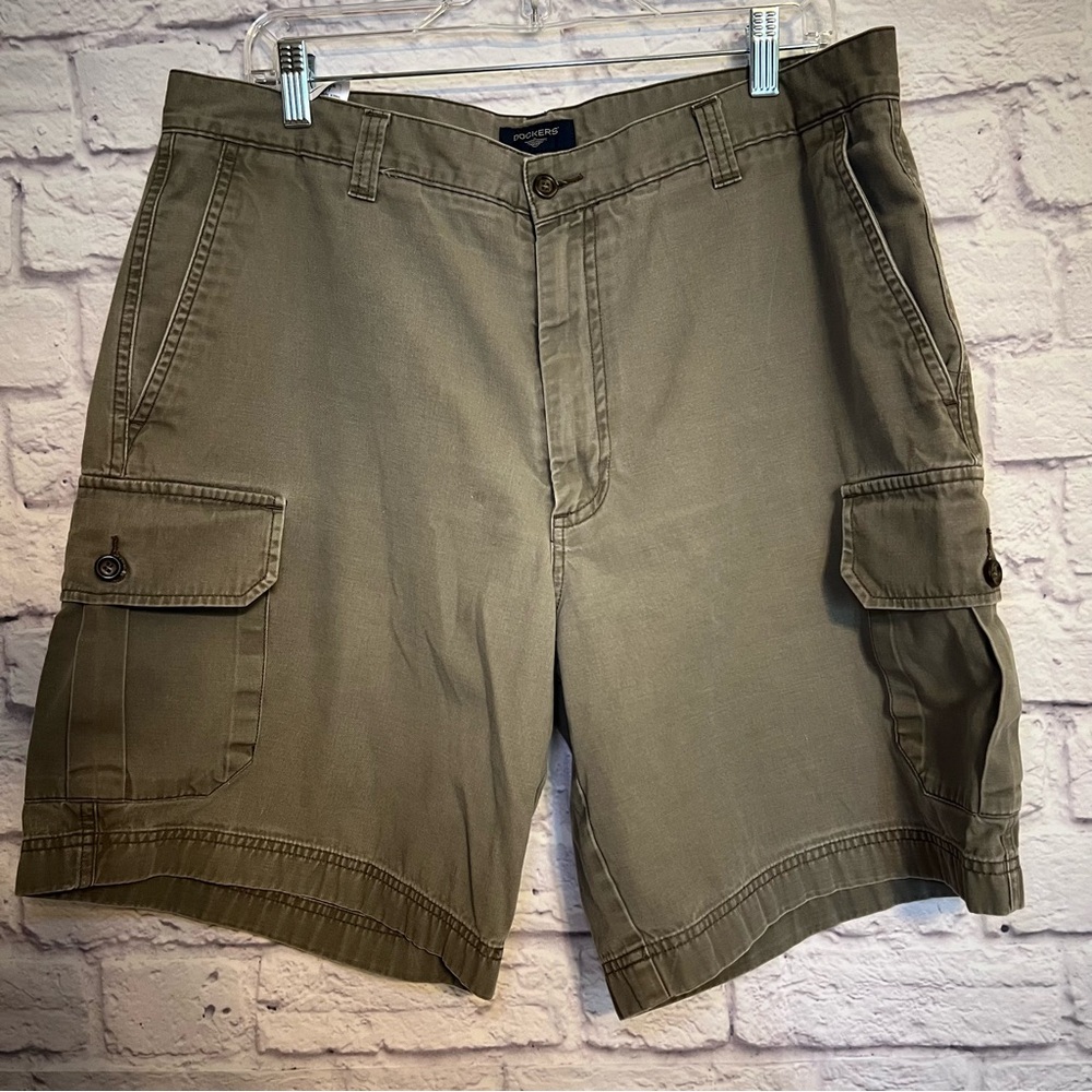 Dockers flat front relaxed fit size 36 men's shorts color green